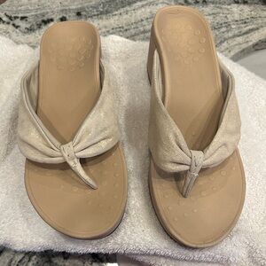 Vionic Arabella Wedge Thong Sandals